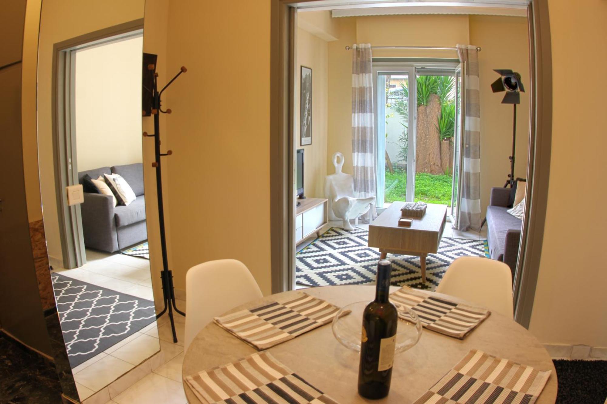 Stylish City Center Garden Apartment Афины Экстерьер фото